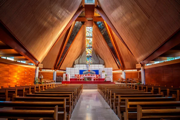 Innenraum der großen modernen katholischen Kathedrale mit hoher Decke — Stockfoto