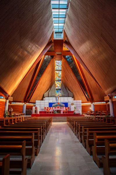 Nagy modern katolikus székesegyház belseje — Stock Fotó