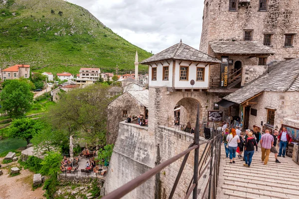 Turisté navštíví starý most v Mostaru — Stock fotografie