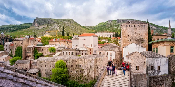 Touristen besuchen die alte Brücke in Mostar — Stockfoto