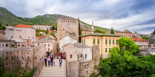 Touristen besuchen die alte Brücke in Mostar — Stockfoto