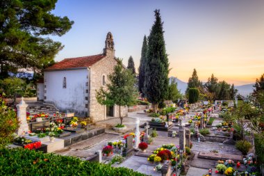 Hırvatistan özgün Dalmaçya mezarlık Kilisesi ve birçok flo