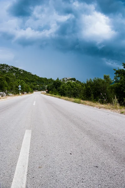Strada solitaria in campagna e tempo nuvoloso — Foto Stock