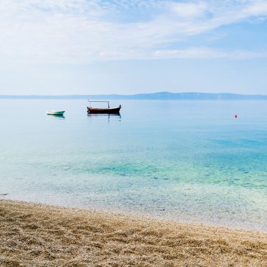 dwóch małych łodzi w spokojnej wodzie w pobliżu piaszczysty brzeg