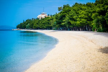 güzel masmavi mavi Akdeniz sahil ağaçlarıyla çevrili