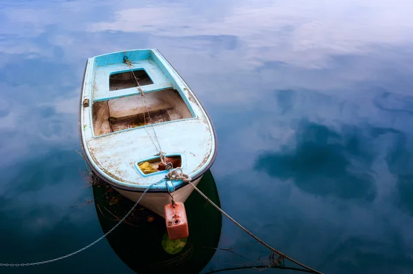 Oude verwoeste schip afgemeerd in de haven — Stockfoto