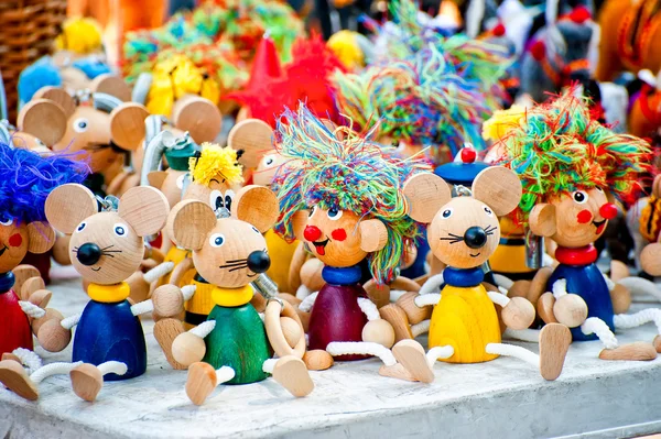 Antigas estatuetas de madeira brinquedos na feira — Fotografia de Stock