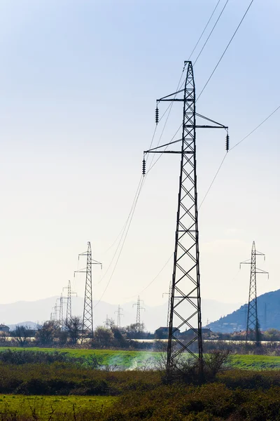 Líneas eléctricas de alto voltaje en el valle que se extienden hacia el distante — Foto de Stock