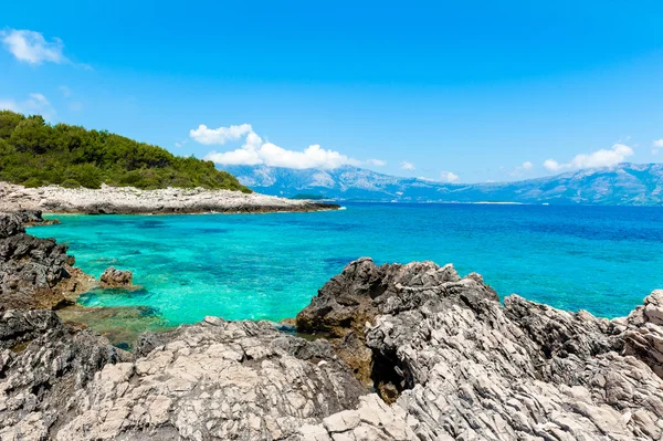 ROTSENSTRANDEN met turquoise zeewater. Adriatische kust van korcula — Stockfoto