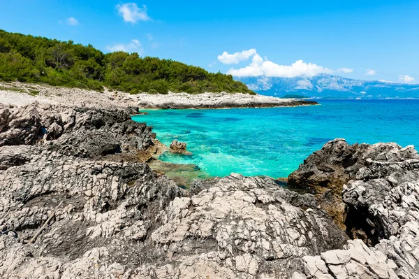 Skalisty brzeg z wody turkusowego morza. wybrzeże Adriatyku, Korcula — Zdjęcie stockowe