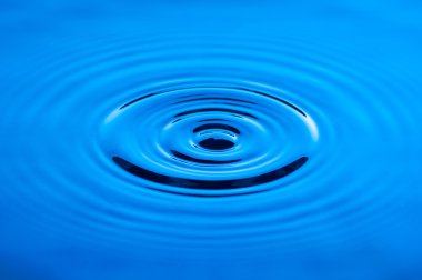 mavi aydınlatmalı düşen damlaları neden su dalgaları