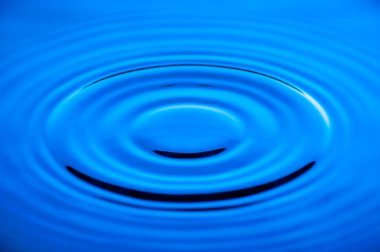 mavi aydınlatmalı düşen damlaları neden su dalgaları