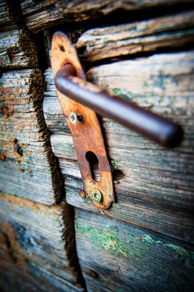 De oude lelijke roestig klink op houten deur — Stockfoto