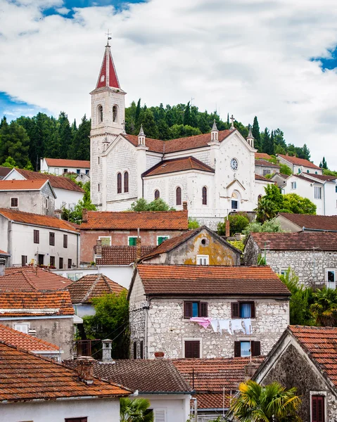 Città mediterranea con una chiesa sulla cima di una collina nel sud Da — Foto Stock