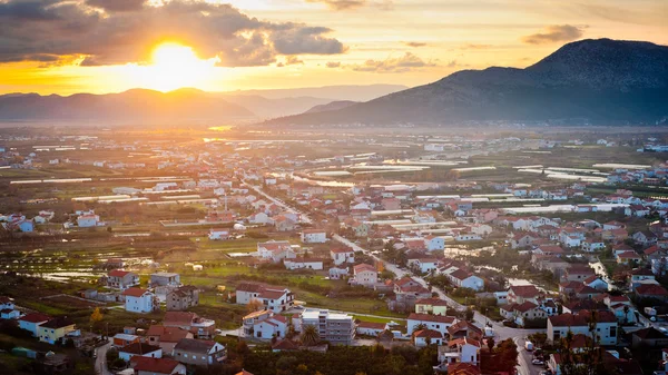 Pequena cidade dálmata iluminada pela luz solar ao pôr do sol — Fotografia de Stock