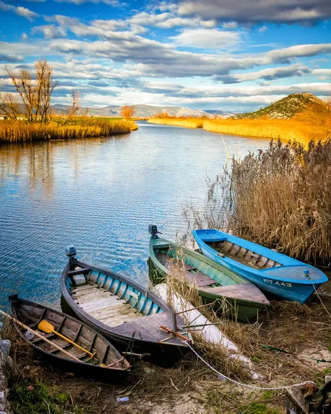 Zona húmeda en el sur de Croacia con barcos tradicionales en frente — Foto de Stock