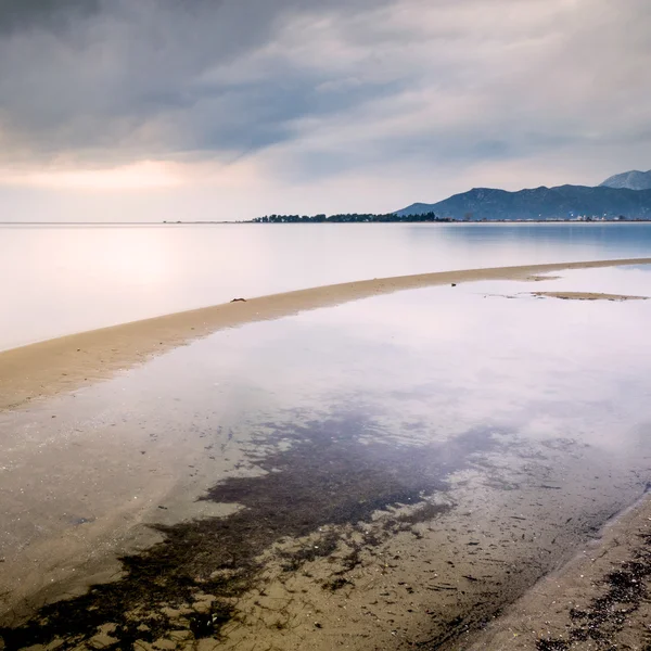 Spiaggia di sabbia e acque calme al tramonto nel sud della Croazia — Foto Stock