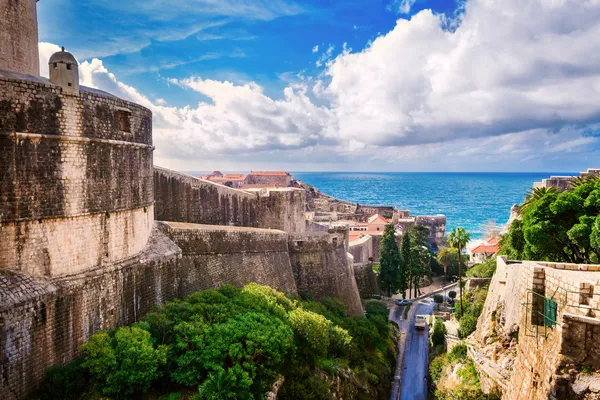 The outer walls of the old city of Dubrovnik — Stock Photo, Image