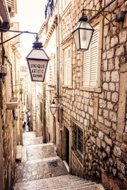 Dik merdivenler ve eski Dubrovnik kasabasının dar sokakları