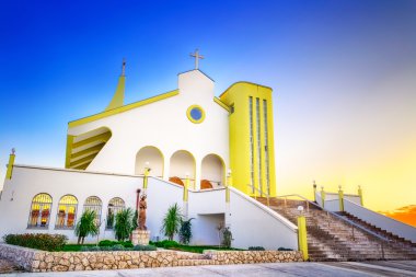 HDR görüntü yukarıdaki mavi gökyüzü ile modern Kilisesi-Hırvatistan