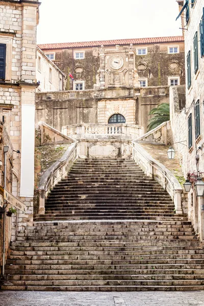 Dik merdivenler ve eski Dubrovnik kasabasının dar sokakları — Stok fotoğraf