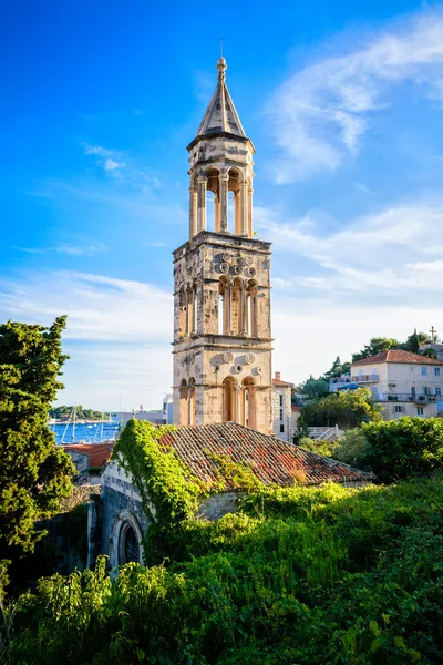 ダルマチアでフヴァル島の古い教会の鐘楼 — ストック写真