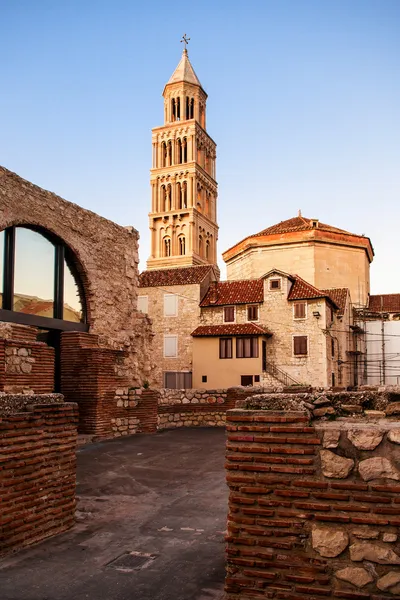 Scene from the old city of Split and the view of old bell tower — Stock Photo, Image