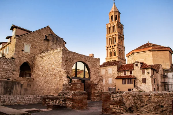 Scene from the old city of Split and the view of old bell tower — Stock Photo, Image