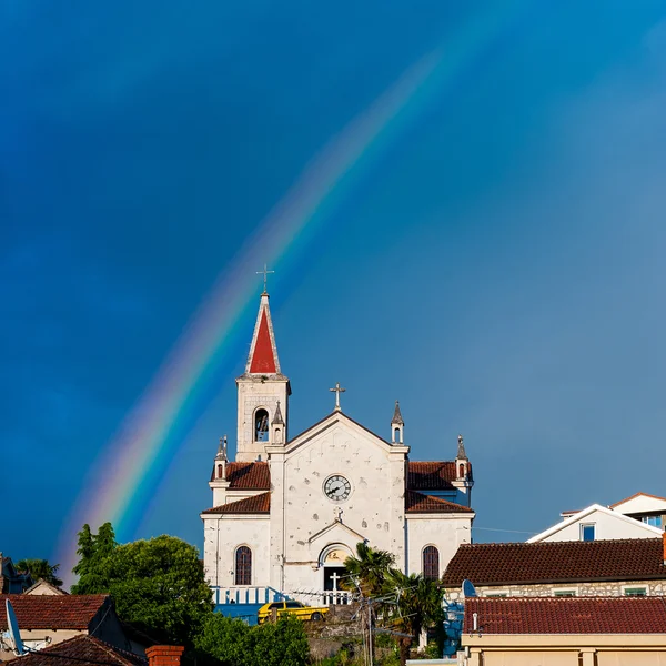 ダルマチア、クロアチアの空に虹と古い石造り教会 — ストック写真
