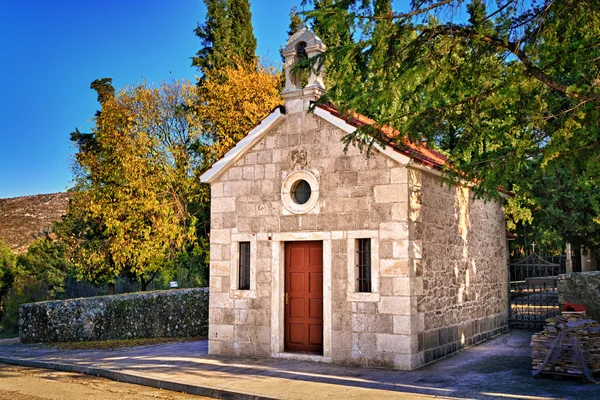 Old stone church surrounded by nature in Dalmatia, Croatia — Stock Photo, Image