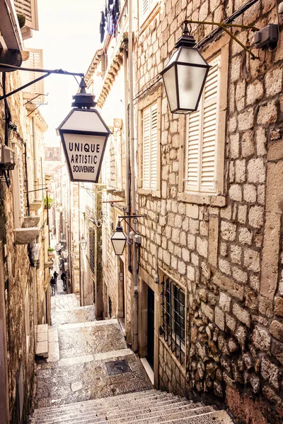Escaleras empinadas y calle estrecha en el casco antiguo de Dubrovnik —  Fotos de Stock