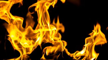 Siyah arkaplanda yangın.