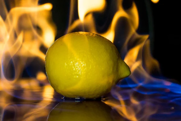 Citron i en flamme af ild - Stock-foto