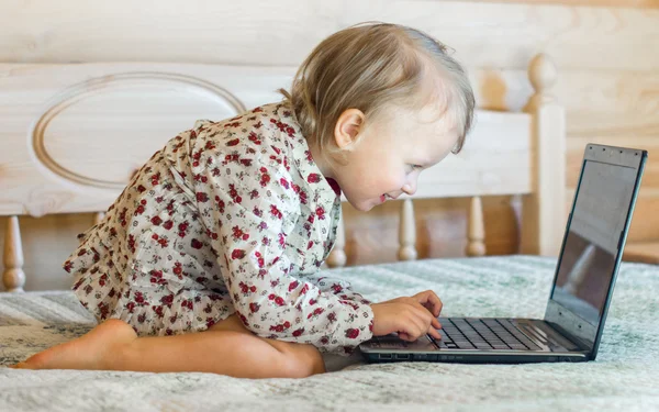 küçük kız, bilgisayar başında oturan