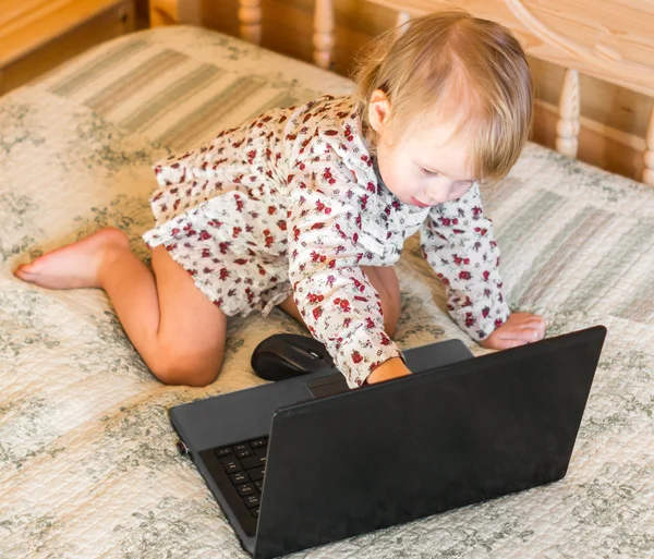 küçük kız, bilgisayar başında oturan