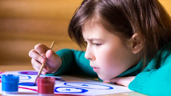 Girl 8-11 years painting paints — Stock Photo, Image