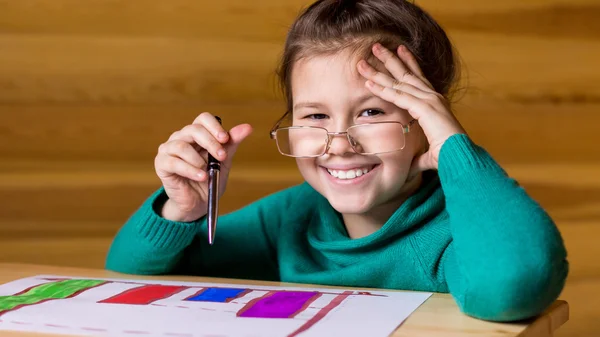 Girl thinks of the chart of business development — Stock Photo, Image