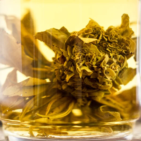 yeşil çay bir çiçek şeklinde