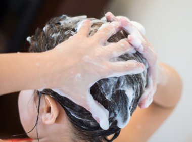 kız başını yıkar