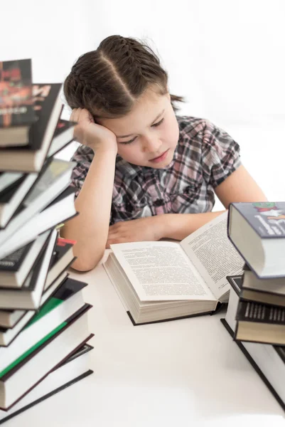 Kızın arkasında kitaplar Üstten Görünüm