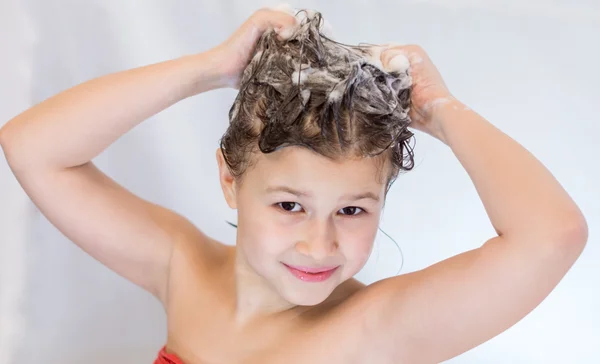 kız başını yıkar