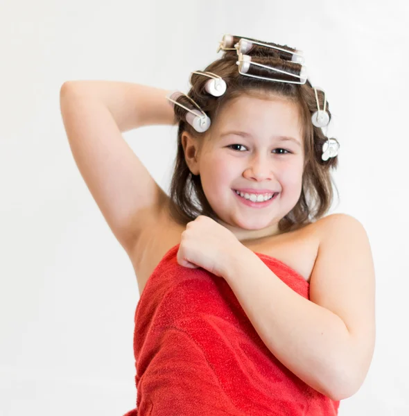 küçük kızla mutlu: curlers baş gülümsediğini üzerinde