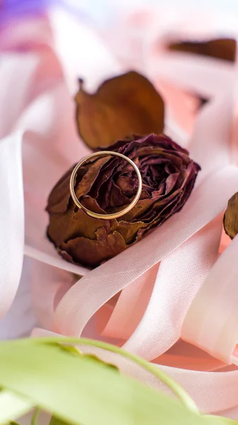 nişan yüzüğü olarak kırmızı gül