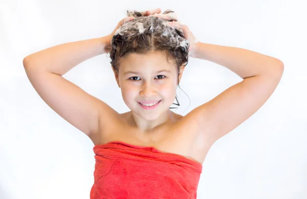 kız başını yıkar