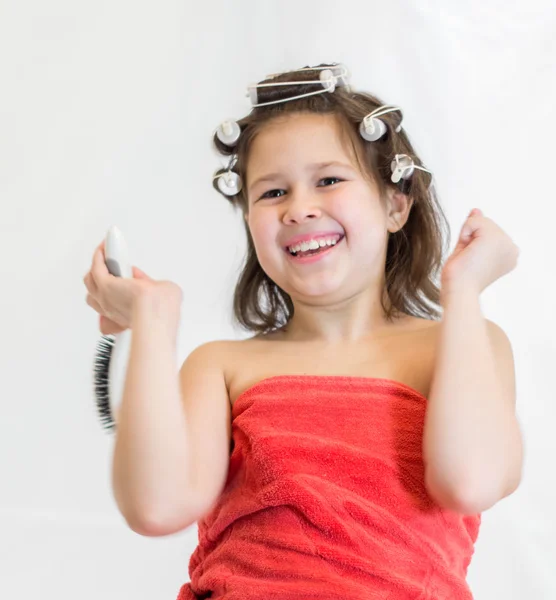 küçük kızla mutlu: curlers baş gülümsediğini üzerinde