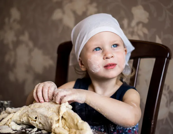 Çocuk bir fuları hamur yoğurmak