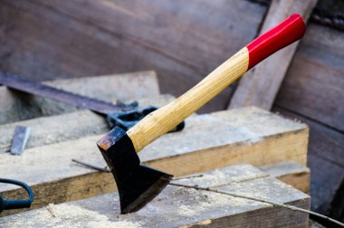 keskin balta ağaç kesmek