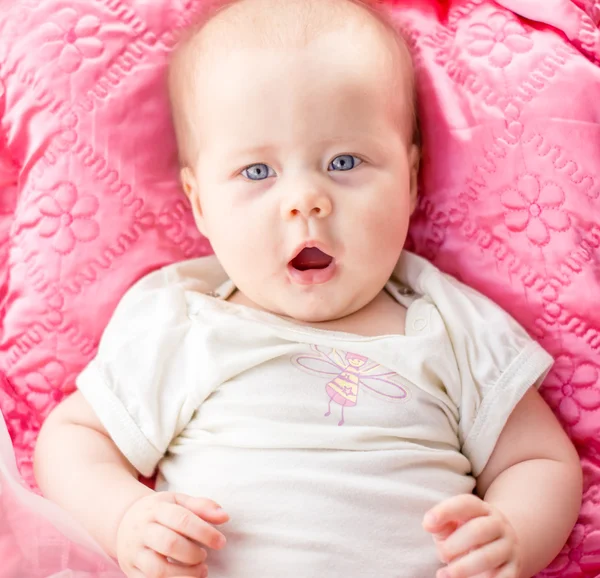 Mavi gözlü küçük kız, kapat gözlerini.