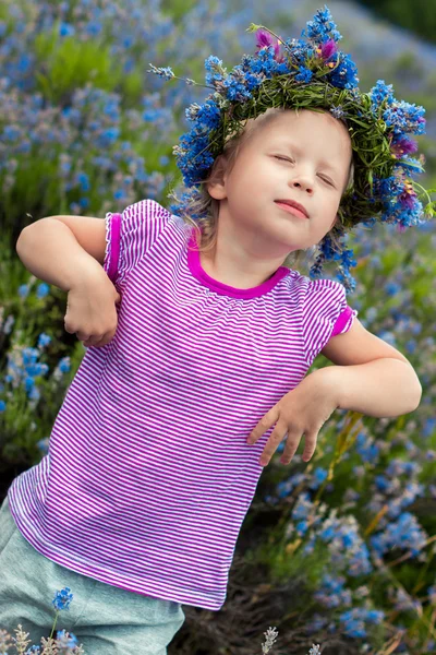 Lavanta çiçekleri arasında güzel bir kız