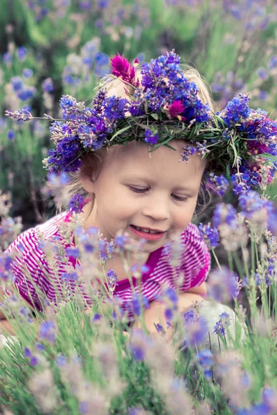 Lavanta çiçekleri arasında güzel bir kız